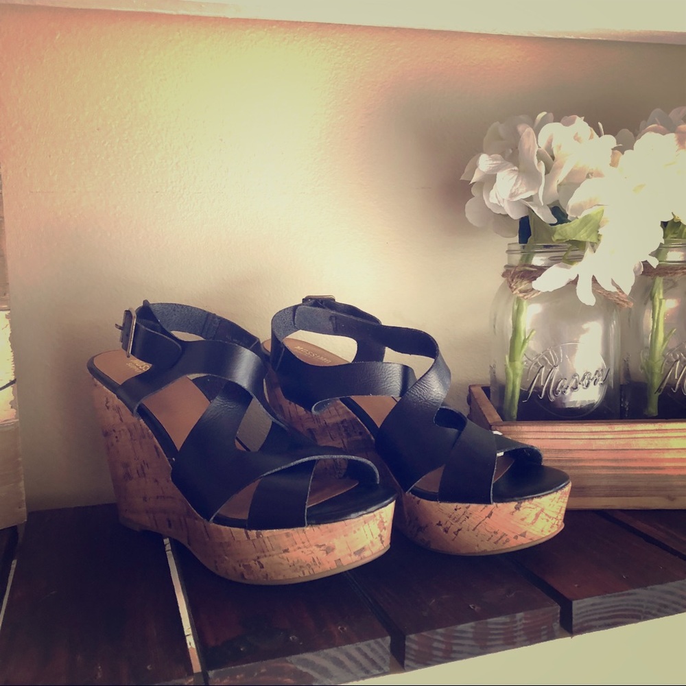 Black wedges